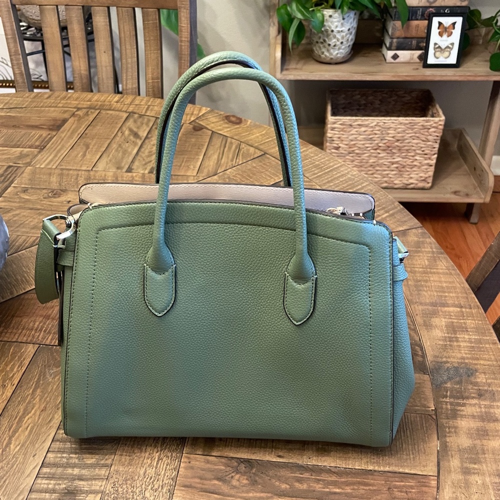 Kate Spade Spring 2022 - Picture 2 of 4